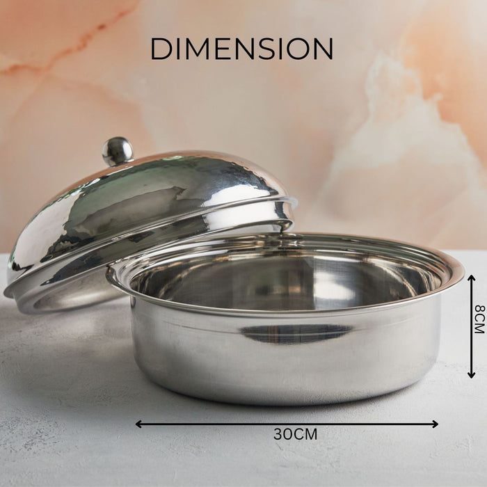 A stainless steel pot with a dome lid, measuring 30cm in diameter and 8cm in height.
